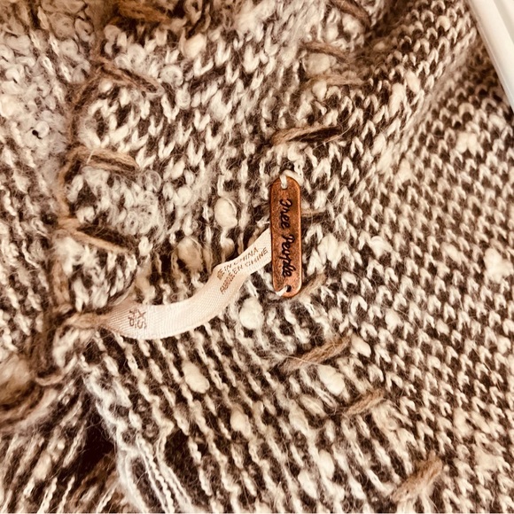 Free People
Sweater / Knit Jacket /Vest
Front clasp - Picture 3 of 7